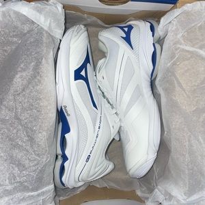 Mizuno women’s size 7 Wave lightning z6 volleyball shoes